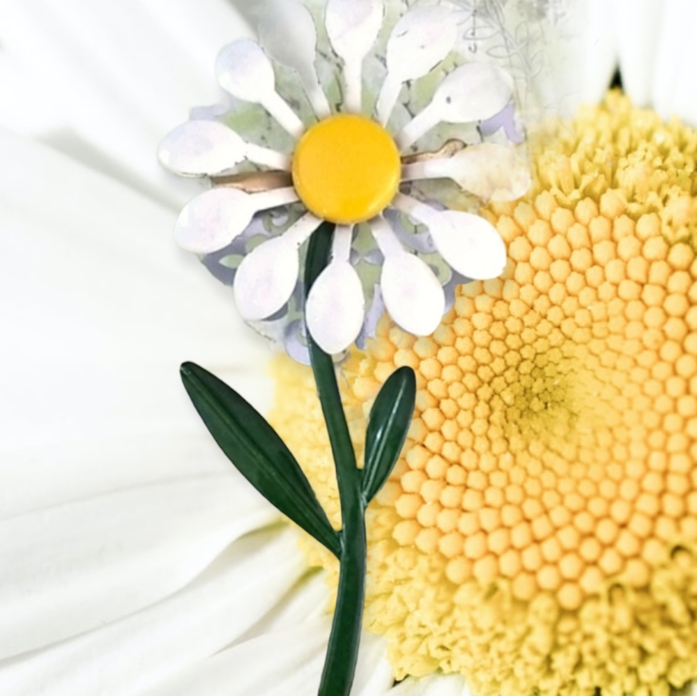 Vintage Mid Century Enamel Daisy Brooch Pin